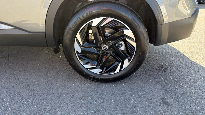 Nissan Qashqai 1.3 DiG-T MH N-Connecta 5dr Petrol Hatchback